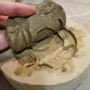 Medalja - od ideje do realizacije / skica - glina - kalup - odljev