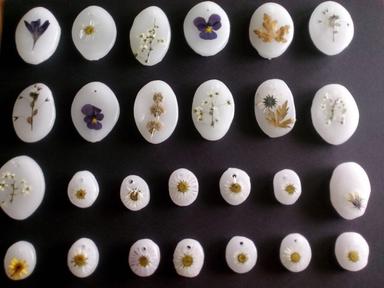 Privjesci od parafina i prešanog bilja