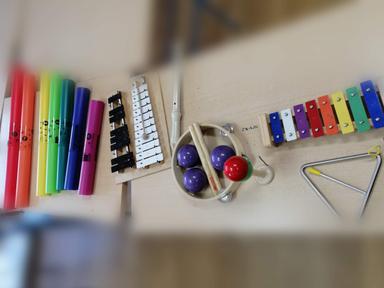 Izvođenje pjesme Suzana - pjevanjem, plesanjem i sviranjem